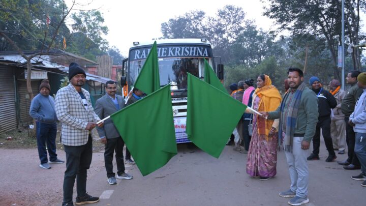 मुख्यमंत्री तीर्थ दर्शन योजना नगर पालिका अध्यक्ष अरविंद भगत ने जिले के 378 तीर्थ यात्रियों के बस को हरि झंडी दिखाकर यात्रा के लिए किया रवाना