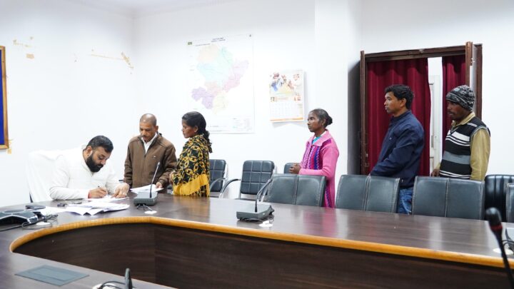 डिप्टी कलेक्टर हरिओम द्विवेदी ने जनदर्शन में सुनी आमजन की समस्याएं, समयबद्ध एवं पारदर्शी निराकरण के दिए निर्देश