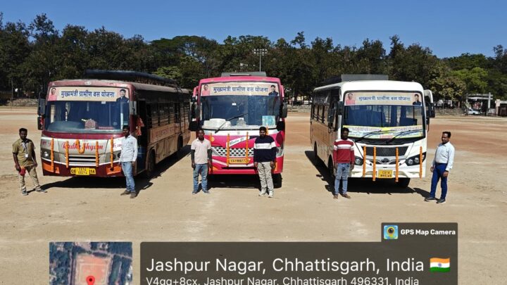 मुख्यमंत्री ग्रामीण बस योजना 2025 जशपुर विधायक श्रीमती रायमुनी भगत ने द्वितीय चरण में तीन रूट हेतु हरी झण्डी दिखाकर बसों को किया रवाना ग्रामीण अंचलों के दूरस्थ ग्रामीण क्षेत्रों के लोगों को मिलेगा सुविधाजनक परिवहन का लाभ