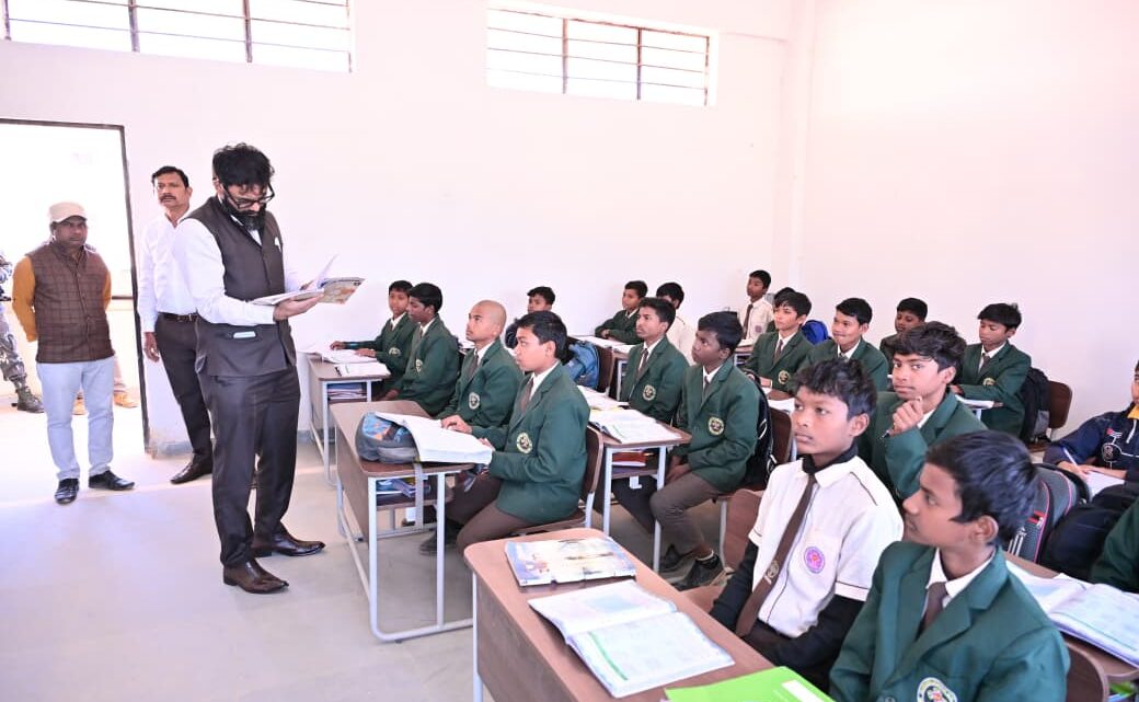 कलेक्टर व्यास ने बच्चों को पढ़ाया इतिहास के पानीपत युद्ध का पाठ एकलव्य विद्यालय सुखरापारा में बच्चों से की सीधी बातचीत विद्यालय के सुचारू संचालन के लिए व्यवस्थाओं में सुधार के दिए आवश्यक निर्देश