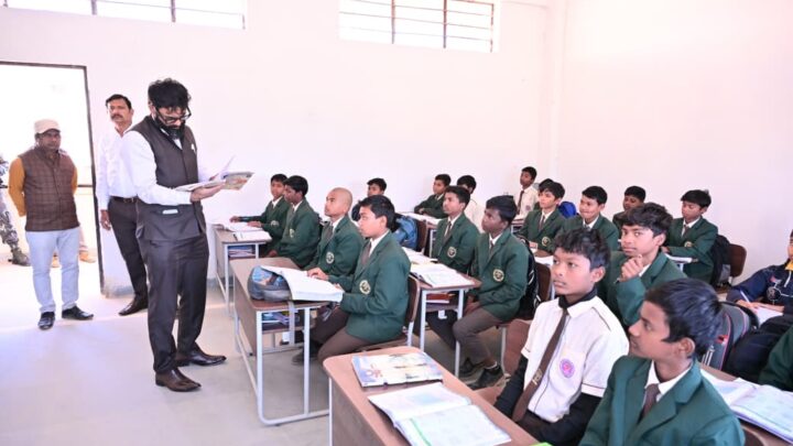 कलेक्टर व्यास ने बच्चों को पढ़ाया इतिहास के पानीपत युद्ध का पाठ एकलव्य विद्यालय सुखरापारा में बच्चों से की सीधी बातचीत विद्यालय के सुचारू संचालन के लिए व्यवस्थाओं में सुधार के दिए आवश्यक निर्देश