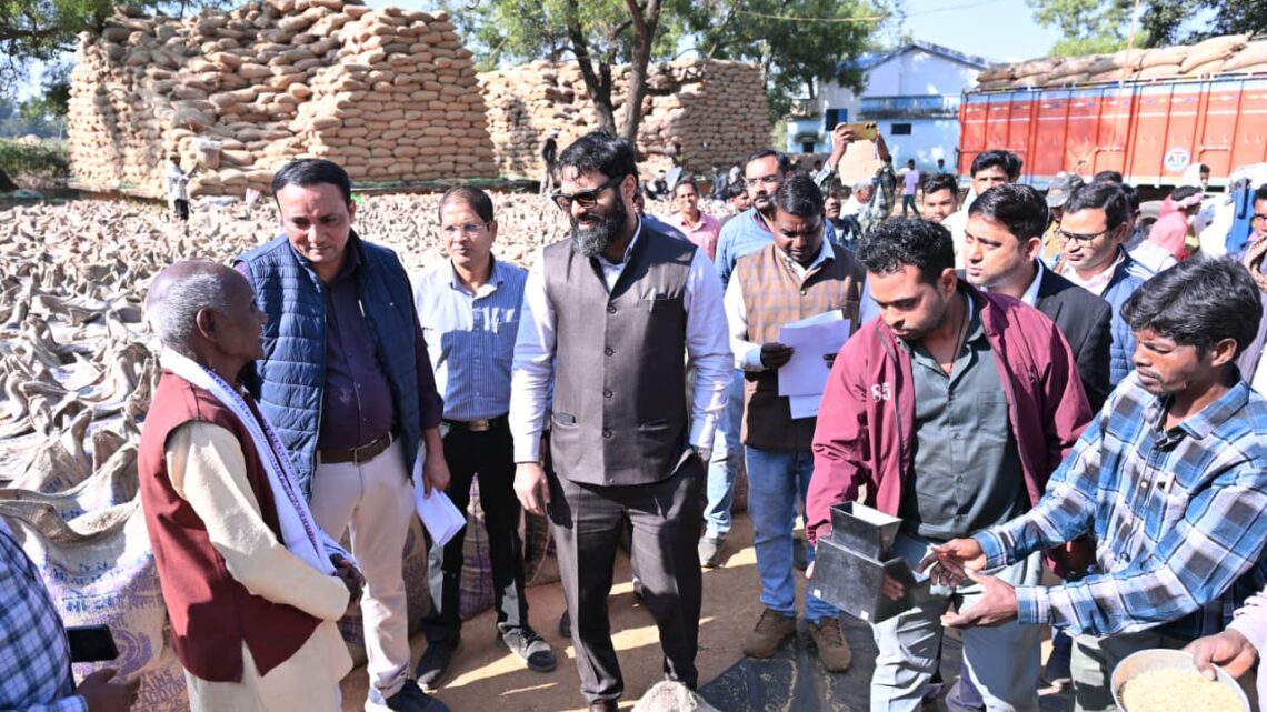 कलेक्टर व्यास अचानक पहुँचे केराकछार धान खरीदी केंद्र धान की नमी मापी, तौल देखा एवं किसानों से की विस्तृत चर्चा खरीदी केंद्र पहुंचकर व्यवस्थाओं का लिया जायजा