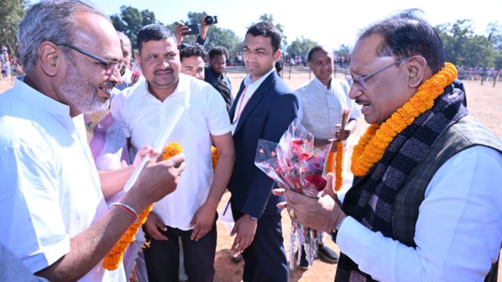 मुख्यमंत्री का सामरबार हेलीपैड में किया गया आत्मीय स्वागत