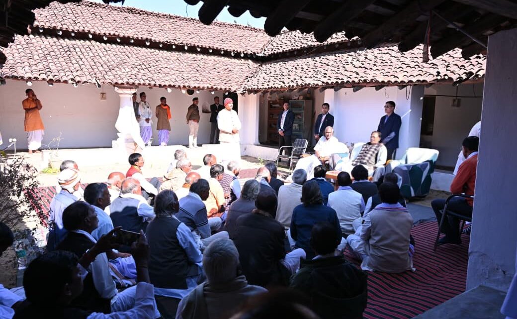 मुख्यमंत्री ने सामरबार के संत गहिरा गुरु आश्रम में गुरु पीठाधीश्वर संत बभ्रुवाहन सिंह जी महाराज से मुलाकात किए मुख्यमंत्री ने पूज्य गहिरा गुरुजी महाराज के अनुयायियों साहू समाज, विशेष पिछड़ी जनजाति पहाड़ी कोरवा समाज रौतिया समाज नागवंशी, गौड़ समाज एवं अन्य समाज के सदस्यगण से मुलाकात करके सामाजिक गतिविधियों की जानकारी ली