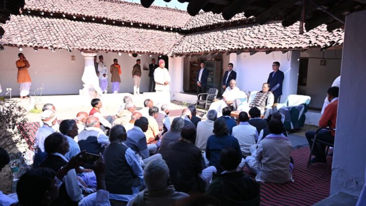 मुख्यमंत्री ने सामरबार के संत गहिरा गुरु आश्रम में गुरु पीठाधीश्वर संत बभ्रुवाहन सिंह जी महाराज से मुलाकात किए मुख्यमंत्री ने पूज्य गहिरा गुरुजी महाराज के अनुयायियों साहू समाज, विशेष पिछड़ी जनजाति पहाड़ी कोरवा समाज रौतिया समाज नागवंशी, गौड़ समाज एवं अन्य समाज के सदस्यगण से मुलाकात करके सामाजिक गतिविधियों की जानकारी ली