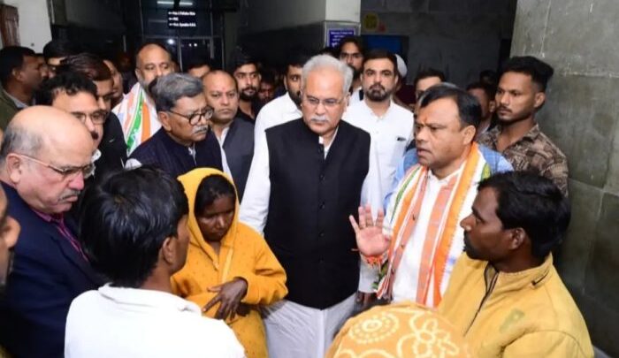 किसान के गला काटने पर गरमायी राजनीति, पूर्व सीएम बघेल ने कहा…..सरकार की किसान विरोधी नीति का शिकार हो रहे किसान, घायल किसान से मिलने पहुंचा कांग्रेस का प्रतिनिधिमंडल