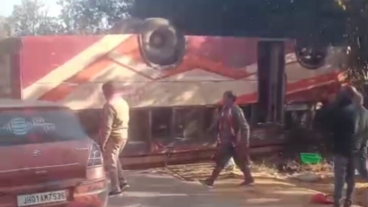 सुबह 8:30 बजे बालाजी यात्री बस पलटा चारों चक्का ऊपर फरसाबहार थाना इलाके की घटना