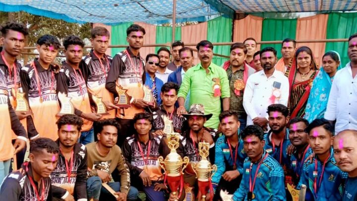 गरियाबंद में क्रिकेट का महाकुंभ : घुटकू नवापारा में खेल भावना और उत्साह का शानदार संगम कार्यक्रम में मुख्य अतिथि सुनील यादव, प्रदेश अध्यक्ष पत्रकार महासंघ शामिल रहे।