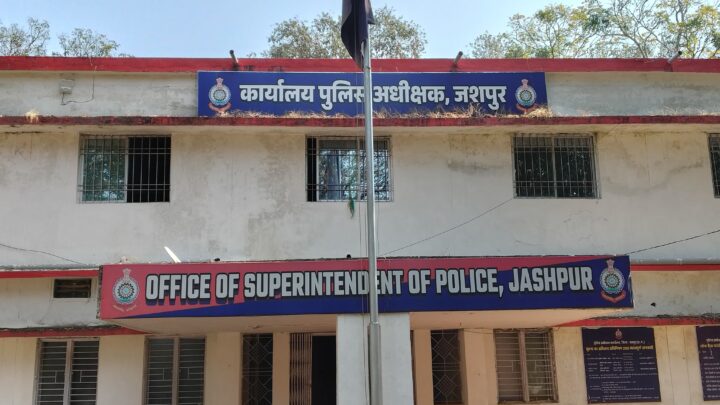 जशपुर पुलिस के अथक प्रयास से हुई, सड़क दुर्घटनाओं में मृत्यु की संख्या में कमी,ट्रैफिक नियमों के प्रति अवेयरनेस लाने जागरूकता कार्यक्रम के साथ,पुलिस कर रही है सख्त वैधानिक कार्यवाही