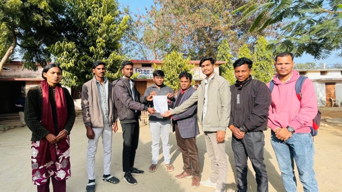 शिक्षक को पुस्तकालय में संलग्न करने का विरोध, अभाविप ने बीईओ को सौंपा ज्ञापन