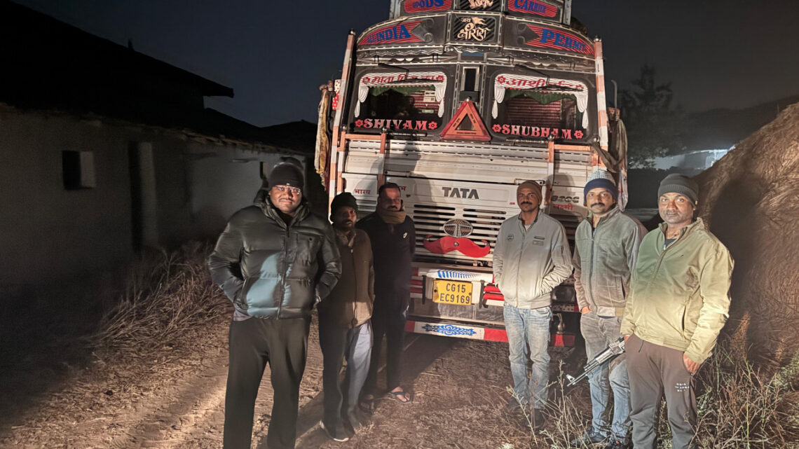 मध्य रात्रि सर्च अभियान में 25 किमी पीछा कर पकड़ा गया अवैध धान से लदा ट्रक , प्रशासन की सतत निगरानी से 750 बोरी अवैध धान जब्त