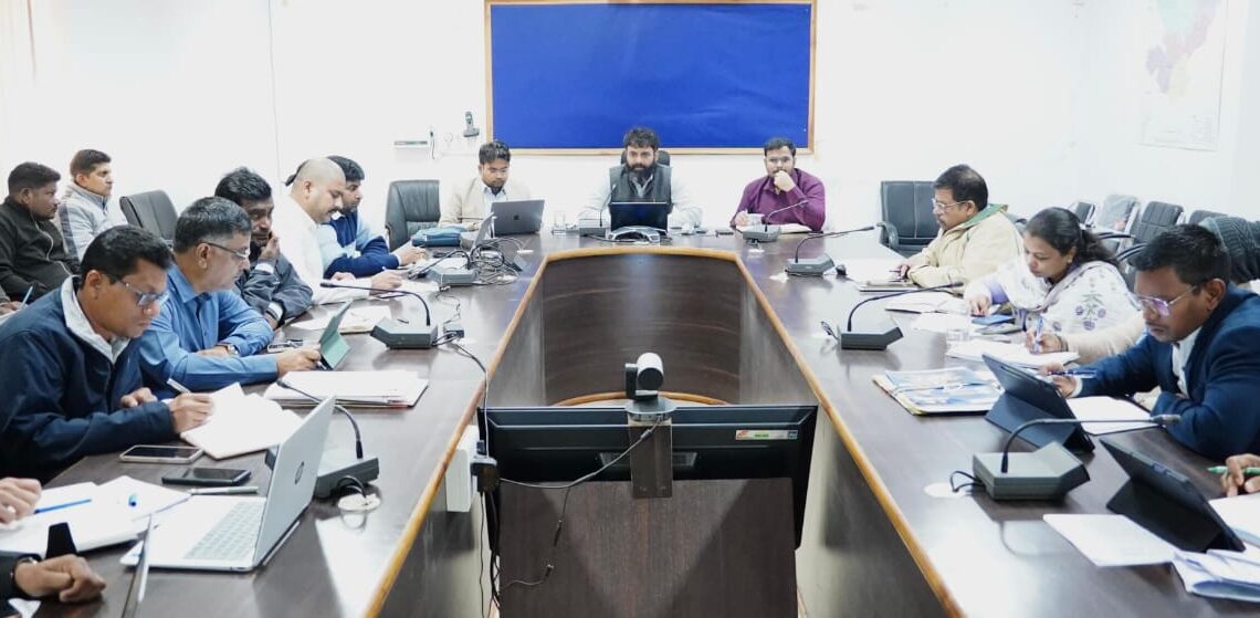 कलेक्टर ने राजस्व विभाग की ली समीक्षा बैठक राजस्व प्रकरणों का शत-प्रतिशत निराकरण समय सीमा में सुनिश्चित करने के दिए निर्देश