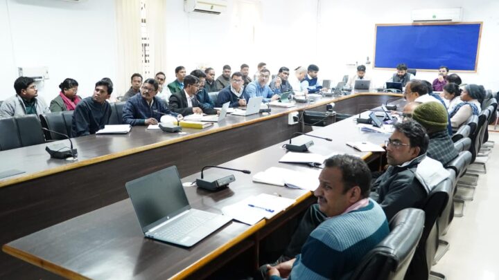 कलेक्टर ने ग्राम पंचायतों में संचालित विकास योजनाओं की समीक्षा समय सीमा में गुणवत्तापूर्ण कार्य पूर्ण करने दिए निर्देश