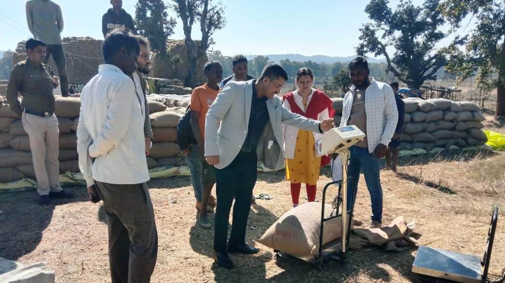 प्रभारी सचिव ने धान खरीदी केन्द्र भेण्डरी तथा डौरा का किया निरीक्षण