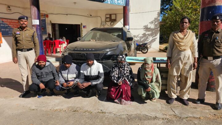 जशपुर पुलिस ने किया लाखों की चोरी का खुलासा, अब तक पांच आरोपियों को गिरफ्तार कर भेजा जेल,भतीजी ने ही अपने बॉयफ्रेंड व अन्य साथियों के साथ मिलकर, की थी अपने ही बड़े पिताजी के घर में चोरी