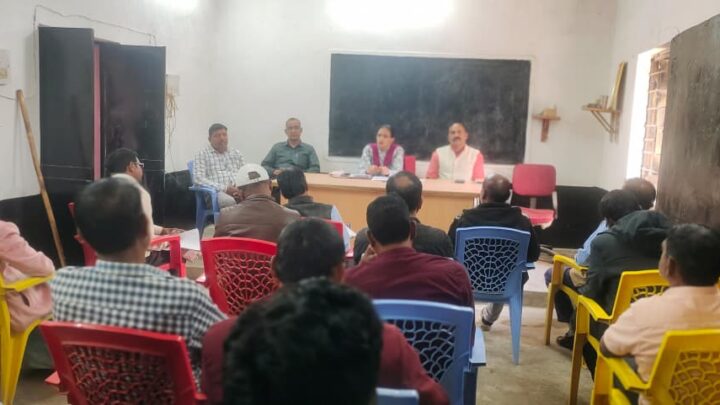 शैक्षिक समन्वयकों एवं प्रधान पाठकों की बीईओ ने ली बैठक