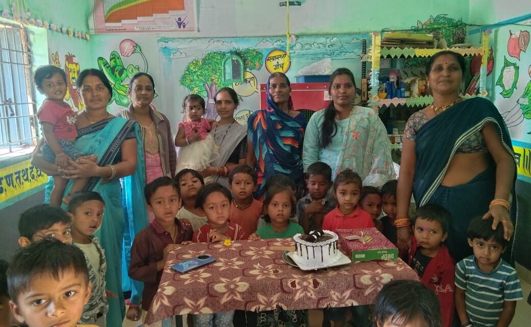 बच्चों के चेहरों पर मुस्कान, कर्मचारियों का जन्मदिन बना यादगार – “प्रोजेक्ट आओ बाँटें खुशियाँ” के तहत शासकीय कर्मचारी बच्चों संग साझा कर रहे हैं खुशियाँ