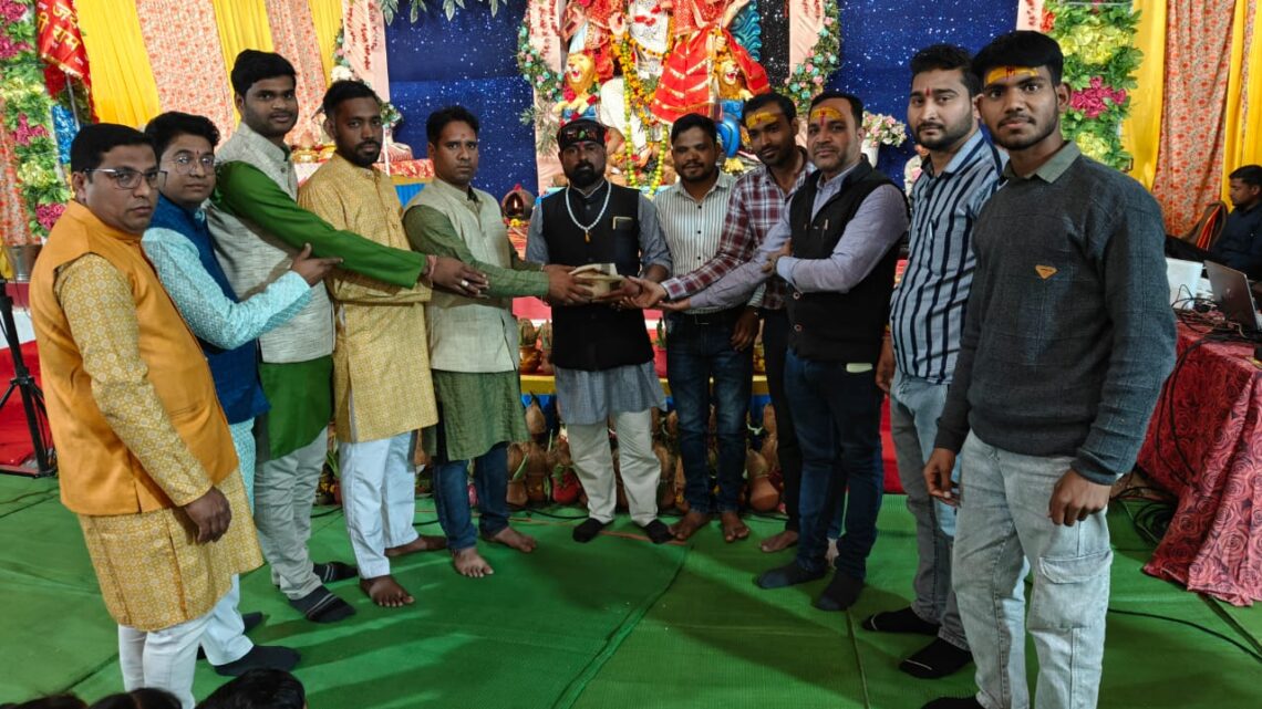 मां परमेश्वरी महापुराण कथा मंच से सम्मानित किए गए जितेन्द्र तिवारी एवं टीम