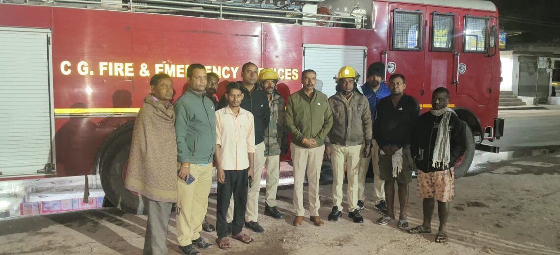 शार्ट सर्किट से कपड़ा दुकान में लगी आग जलकर कपड़ा खाक