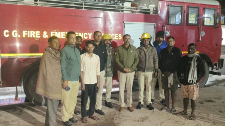 शार्ट सर्किट से कपड़ा दुकान में लगी आग जलकर कपड़ा खाक