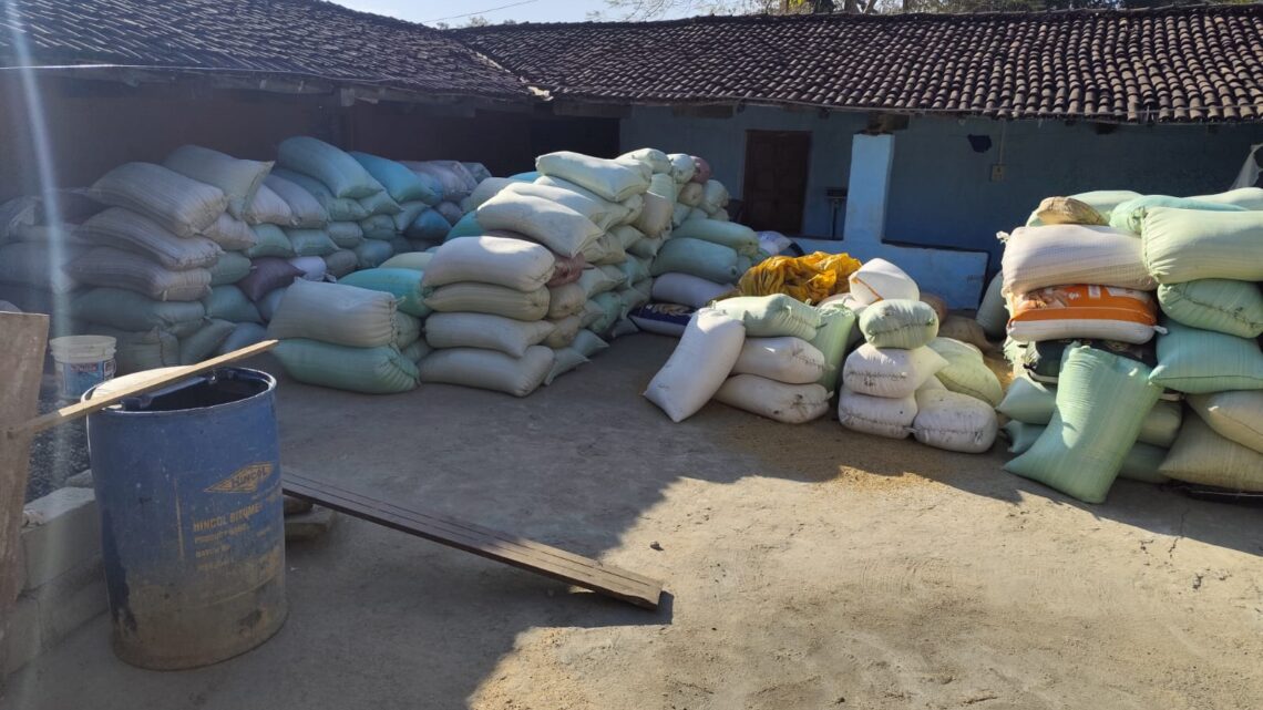 जिला प्रशासन की टीम के साथ पकड़ा, एक घर में अवैध रूप से डंप किया गया 40 क्विंटल धान