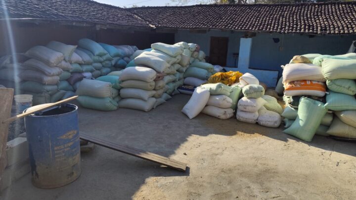 जिला प्रशासन की टीम के साथ पकड़ा, एक घर में अवैध रूप से डंप किया गया 40 क्विंटल धान