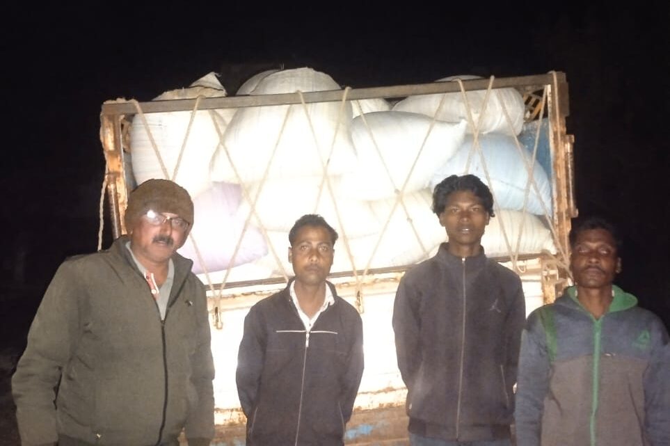 झारखंड से लाकर धान उपार्जन केंद्र में थी खपाने की तैयारी,पुलिस ने रेमने जंगल में धर दबौचा