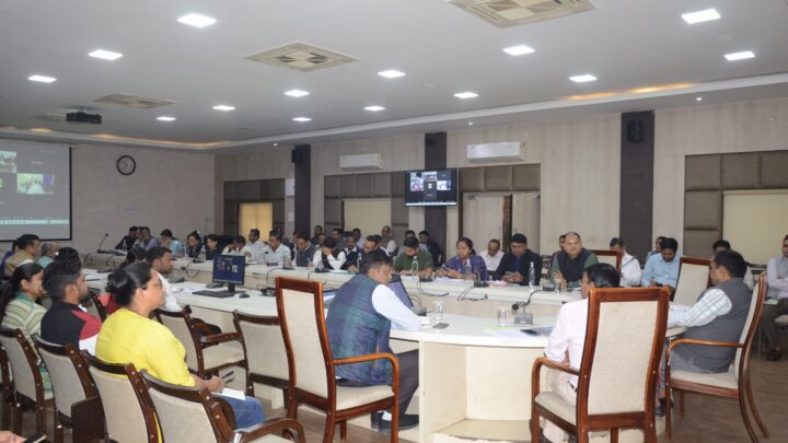 कलेक्टर ने समय-सीमा बैठक ली – जनदर्शन, कॉल सेंटर, लंबित राजस्व प्रकरणों और डीईएएफपीपी एवं निष्क्रिय खातों की विस्तृत समीक्षा