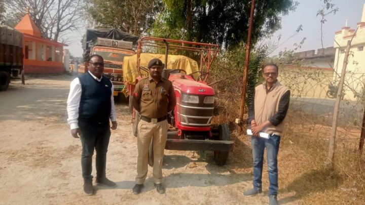 जशपुर पुलिस ने फिर पकड़ा झारखंड से छत्तीसगढ़ धान ला रहे एक ट्रैक्टर व ट्रक से 230 क्विंटल धान
