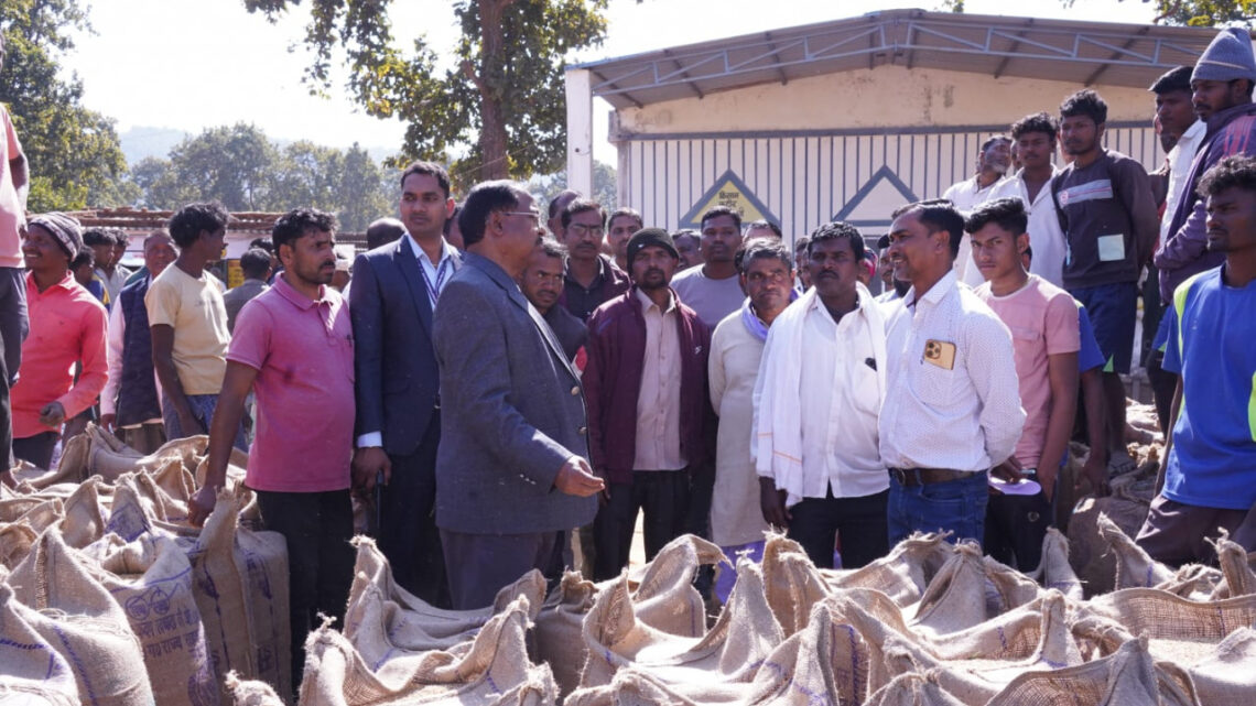 कृषि मंत्री ने डौरा-कोचली धान खरीदी केंद्र का किया औचक निरीक्षण , किसानों से किया संवाद कहा-पारदर्शी और व्यवस्थित धान खरीदी सरकार की सर्वाेच्च प्राथमिकता