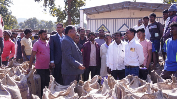 कृषि मंत्री ने डौरा-कोचली धान खरीदी केंद्र का किया औचक निरीक्षण , किसानों से किया संवाद कहा-पारदर्शी और व्यवस्थित धान खरीदी सरकार की सर्वाेच्च प्राथमिकता