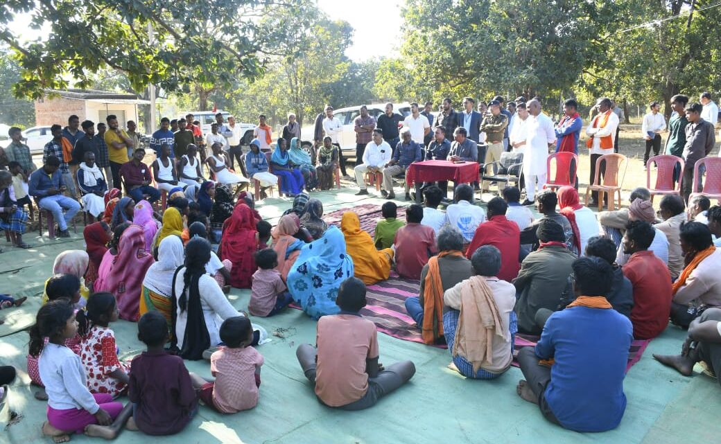 पीपरसोत के ग्रामीणों का दुःख बांटने पहुँचे मंत्री नेताम , शोकाकुल परिवार को बंधाया ढांढ़स