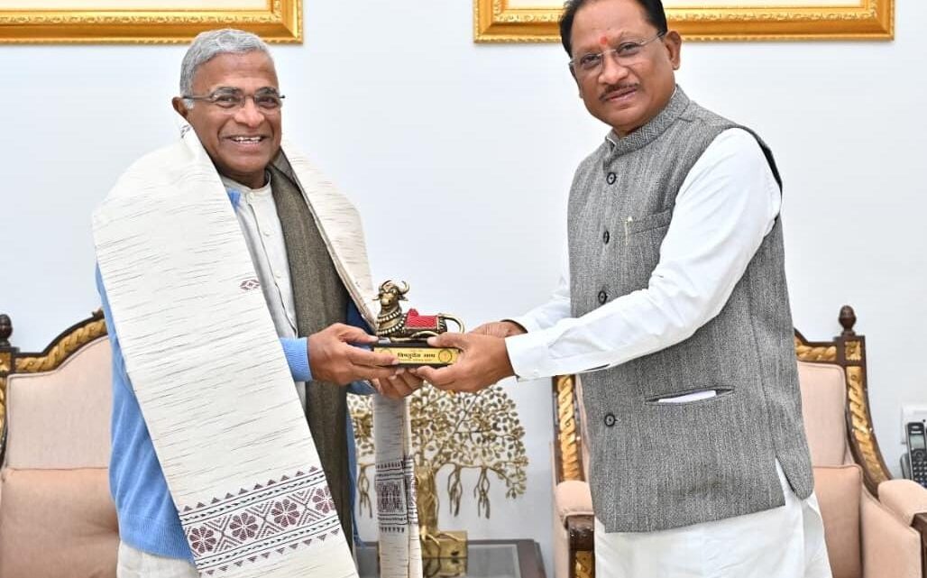 मुख्यमंत्री श्री विष्णुदेव साय से राज्यसभा के उप सभापति श्री हरिवंश ने की सौजन्य मुलाकात*