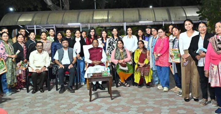 महिला पत्रकार अपने साहस से कर रहीं लोकतंत्र के चौथे स्तंभ को मजबूत- मुख्यमंत्री श्री साय*  *मुख्यमंत्री ने गुजरात के अध्ययन भ्रमण से लौटे महिला पत्रकारों के दल से की मुलाकात*  *पहली बार छत्तीसगढ़ की महिला पत्रकारों के दल ने किया अध्ययन भ्रमण, खुशियों भरी मुस्कान के साथ जताया मुख्यमंत्री का आभार*