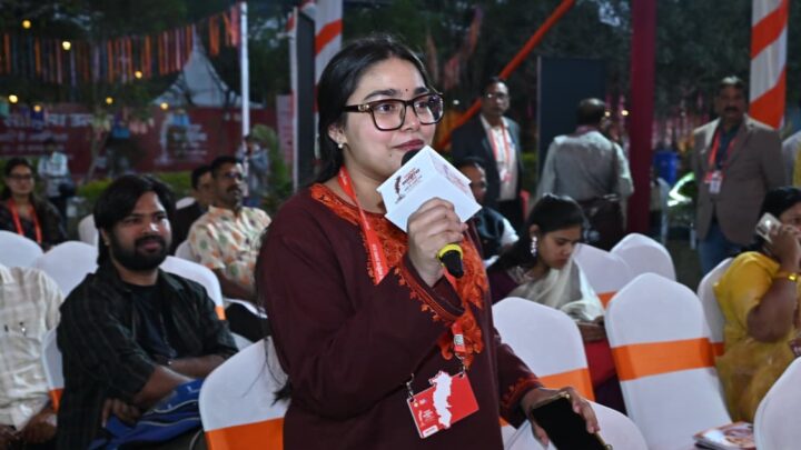 रायपुर साहित्य उत्सव में ओपन माइक से नवीन प्रतिभाओं को मिला सशक्त मंच: पहले दिन चार सत्रों में 75 से अधिक प्रतिभागियों ने लिया हिस्सा*  *प्रदेश के लब्ध प्रतिष्ठित कवि पद्मश्री स्वर्गीय सुरेन्द्र दुबे जी को समर्पित रहा ओपन माइक का मंच