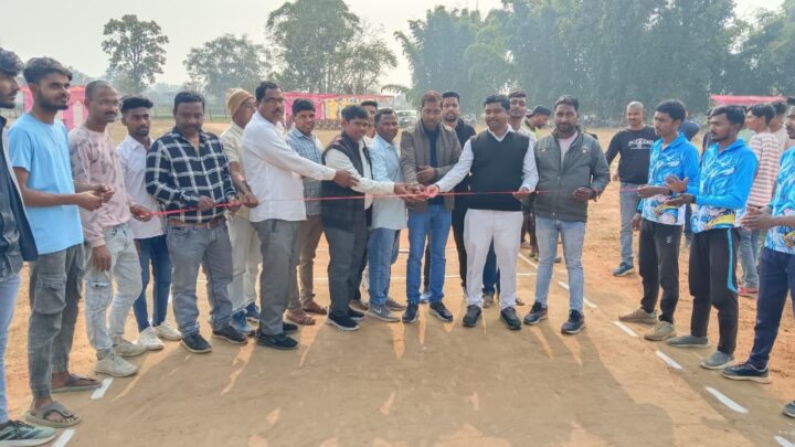 वाड्राफनगर में जिलास्तरीय क्रिकेट टूर्नामेंट का भव्य शुभारंभ मुख्य अतिथि अनिल कुशवाहा ने किया उद्घाटन, खिलाड़ियों का बढ़ाया मनोबल