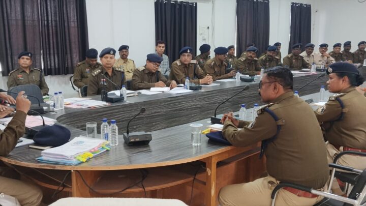 नव पदस्थ डीआईजी एवं एसएसपी डाॅ. लाल उमेद सिंह ने अपराध समीक्षा पर अनुविभागवार ली बैठक,लंबित अपराध, चालान, शिकायत, मर्ग की बिन्दुवार समीक्षा की गई एवं निराकरण हेतु दिया गया निर्देश