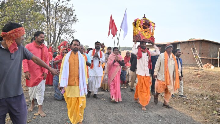 जोकापाट में श्रीराम चरित मानस तीन दिवसीय ऋषि परंपरा महायज्ञ के शुभारंभ पर निकली कलश यात्रा