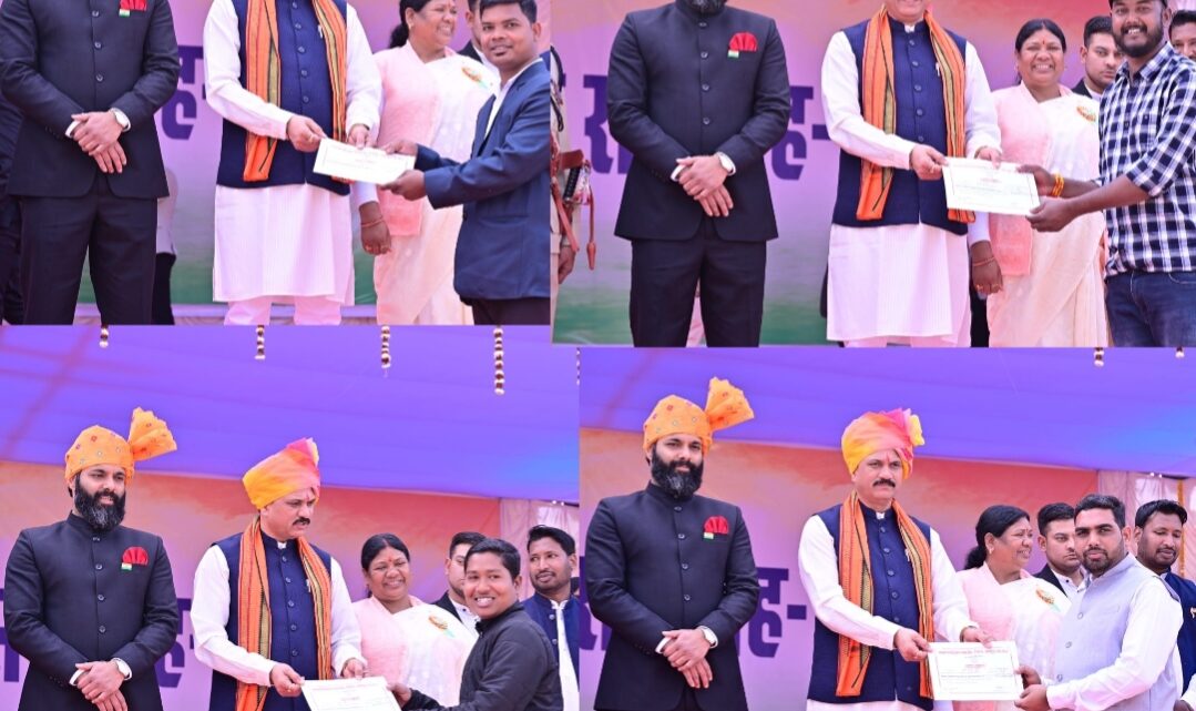 गणतंत्र दिवस पर स्वास्थ्य मंत्री श्याम बिहारी जायसवाल ने जनसंपर्क विभाग के चार कर्मचारियों को किया सम्मानित