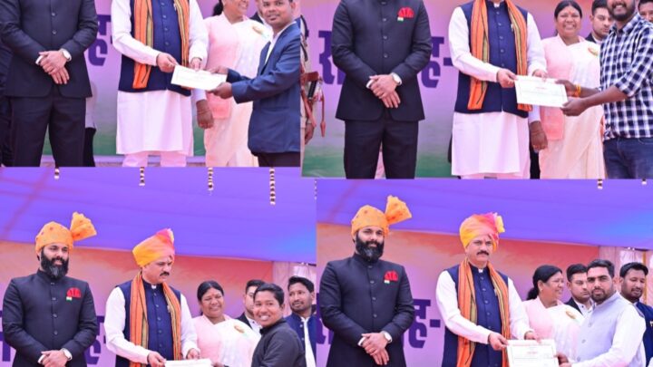 गणतंत्र दिवस पर स्वास्थ्य मंत्री श्याम बिहारी जायसवाल ने जनसंपर्क विभाग के चार कर्मचारियों को किया सम्मानित