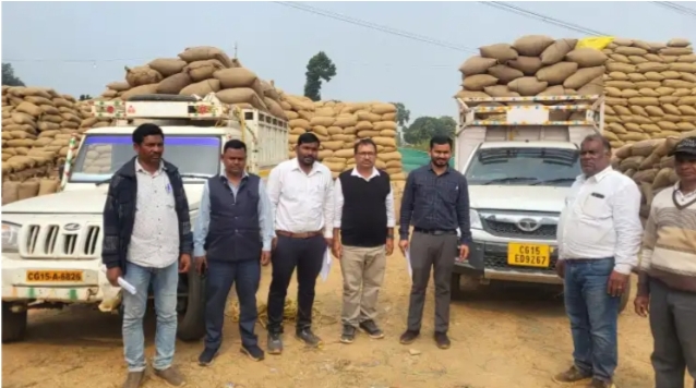 रेवटी धान उपार्जन केंद्र में पुराना धान खपाने का प्रयास तहसीलदार की कार्रवाई, दो पिकअप वाहन सहित 50 क्विंटल धान जप्त