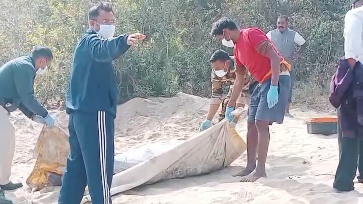 नदी में रेत के नीचे युवक की लाश मिलने से क्षेत्र में फैली सनसनी।