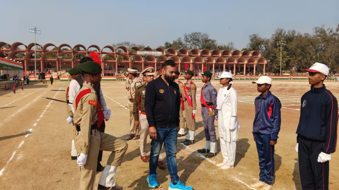 26 जनवरी गणतंत्र दिवस के पूर्व किया गया अंतिम रिहर्सल गणतंत्र दिवस की तैयारी का कलेक्टर और एसएसपी ने लिया जायजा लिया रणजीता स्टेडियम में होगा मुख्य समारोह नृत्य और सांस्कृतिक कार्यक्रम प्रस्तुत करेंगे स्कूली बच्चे