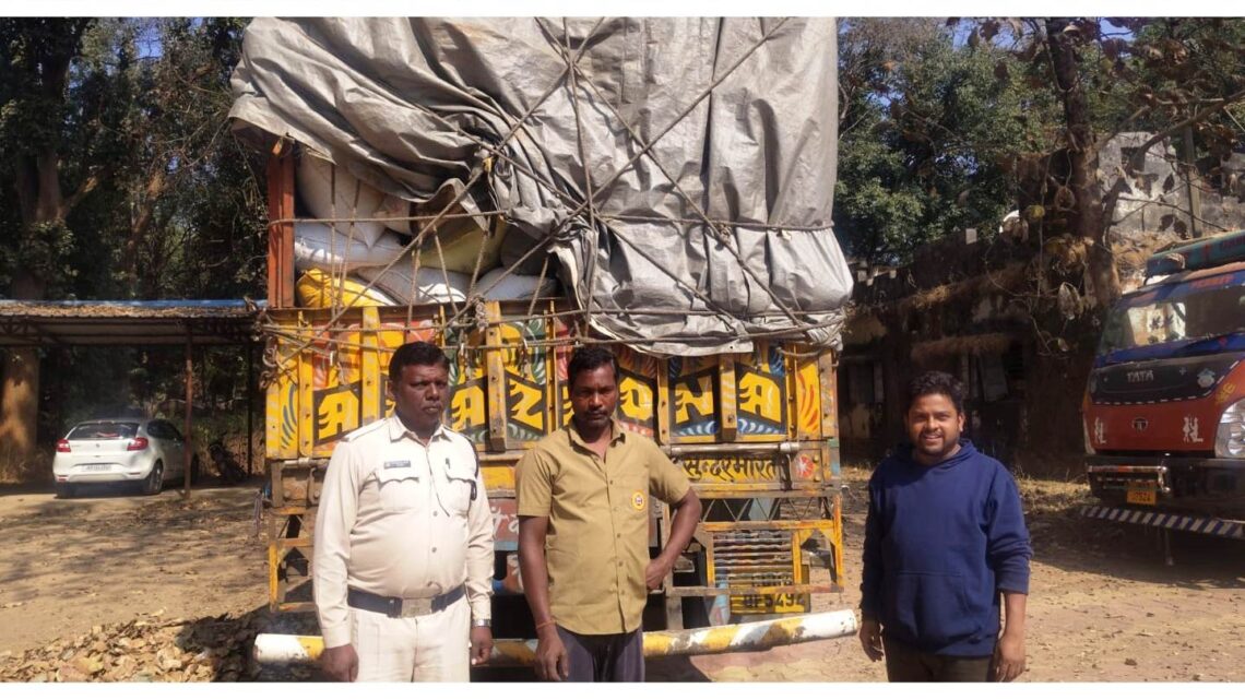 कलेक्टर रोहित व्यास के निर्देश पर जिले में अवैध धान परिवहन एवं भंडारण पर सख्ती जारी कुनकुरी में झारखंड से आ रही 500 बोरी अवैध धान जब्त