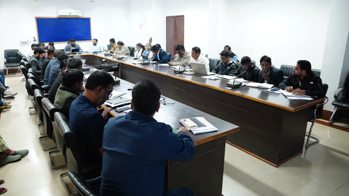 कलेक्टर रोहित व्यास ने राजस्व विभाग की समीक्षा बैठक ली राजस्व प्रकरणों का शत-प्रतिशत निराकरण समय सीमा में सुनिश्चित करने के दिए निर्देश धान की अवैध खरीदी-बिक्री एवं अनधिकृत परिवहन पर सख्त कार्यवाही जारी रखने के दिए निर्देश