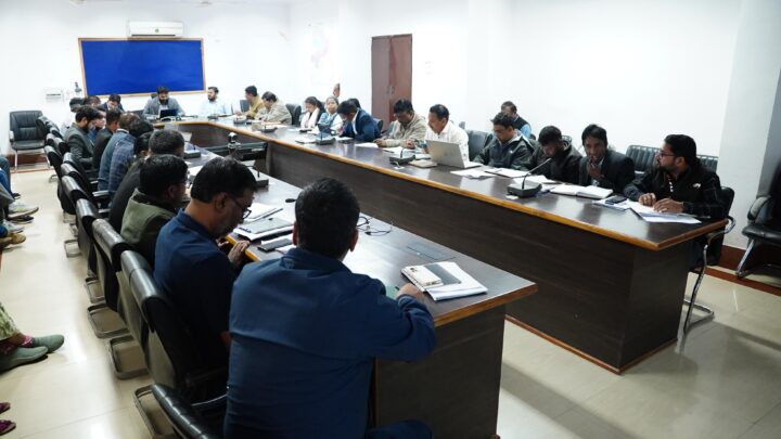 कलेक्टर रोहित व्यास ने राजस्व विभाग की समीक्षा बैठक ली राजस्व प्रकरणों का शत-प्रतिशत निराकरण समय सीमा में सुनिश्चित करने के दिए निर्देश धान की अवैध खरीदी-बिक्री एवं अनधिकृत परिवहन पर सख्त कार्यवाही जारी रखने के दिए निर्देश