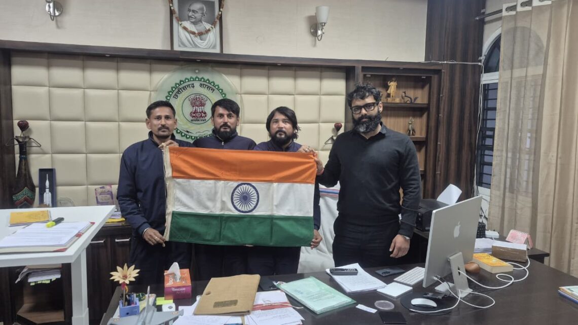 विश्व शांति की अलख लेकर जशपुर पहुँची विश्व पदयात्री टीम कलेक्टर रोहित व्यास से की सौजन्य भेंट