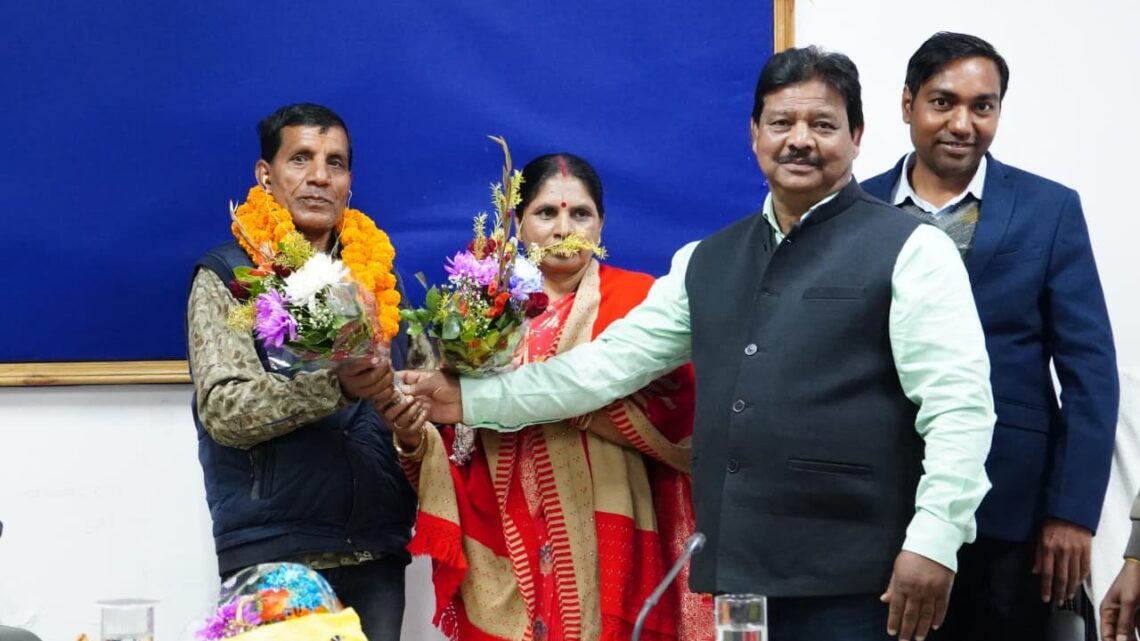 सेवा, सादगी और समर्पण की मिसाल सहायक ग्रेड 2 श्री तीर्थाराम साहू को उनके सेवानिवृत्ति पर दी गई भावभीनी विदाई तीन दशकों से अधिक समय तक प्रशासनिक व्यवस्था की मजबूत कड़ी बने रहे श्री साहू