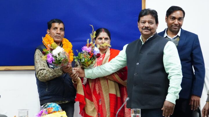 सेवा, सादगी और समर्पण की मिसाल सहायक ग्रेड 2 श्री तीर्थाराम साहू को उनके सेवानिवृत्ति पर दी गई भावभीनी विदाई तीन दशकों से अधिक समय तक प्रशासनिक व्यवस्था की मजबूत कड़ी बने रहे श्री साहू