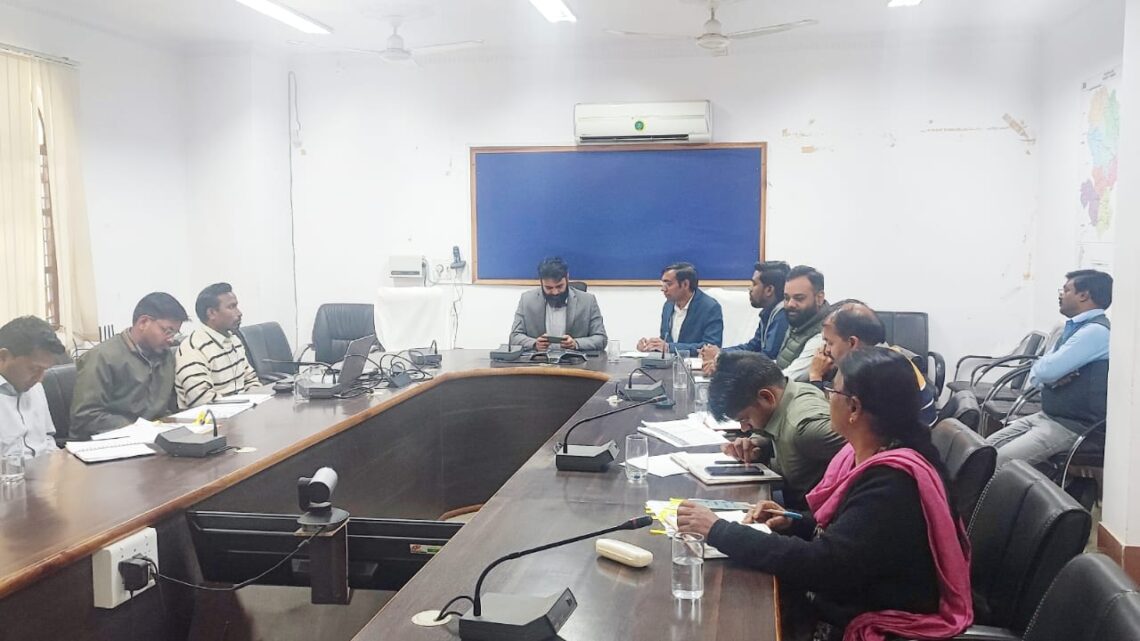 दूरस्थ क्षेत्रों में सतत रूप से भ्रमण कर शासकीय योजनाओं का लाभ दिलाने सक्रिय रूप से करें कार्य: कलेक्टर व्यास कलेक्टर ने ग्राम पंचायतों में संचालित विकास योजनाओं की समीक्षा समय सीमा में गुणवत्तापूर्ण कार्य पूर्ण करने दिए निर्देश